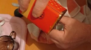 Как засыпать перец в пустую  стеклянную мельницу из под приправы.