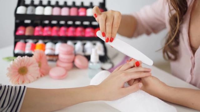 Администратор салона красоты не продаёт услуги и товары.
