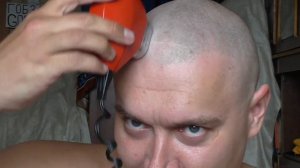 БРИТЬЁ ГОЛОВЫ ОПАСНОЙ ЭЛЕКТРО БРИТВОЙ СССР - HEAD SHAVING the USSR
