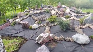 Альпийская горка в ландшафтном дизайне.Горка в городских масштабах.