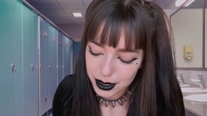 ASMR MENINA GOTICA COLOCA PIERCING EM VOCÊ NO BANHEIRO DA ESCOLA ?