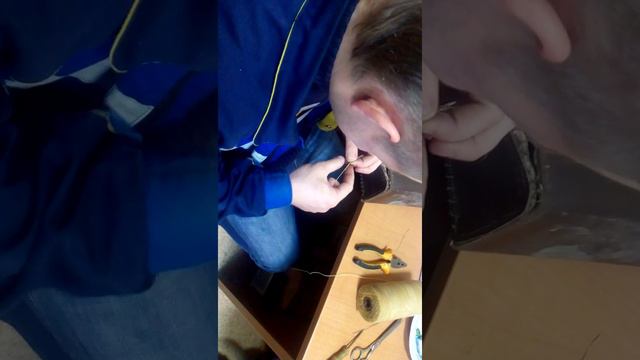 Как вставляют нитку в иголку)) смотреть онлайн