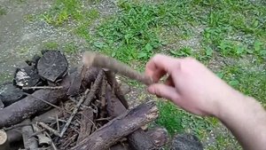 ?Как разжечь огонь, Мангал без "ДЫМА". Быстрый розжиг сырых дров в лесу. Розжиг углей в мангале.