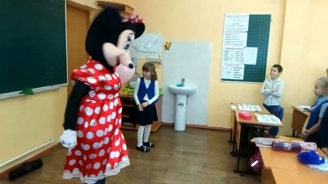 Танцевальный Флэшмоб и поздравление для Полины в день рождения от Минни Маус смотреть онлайн