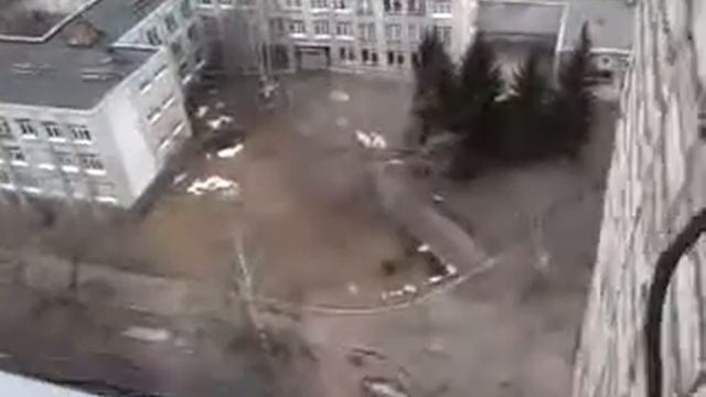 На крыше 14-этажного дома . ветер свыше 25м/с смотреть онлайн