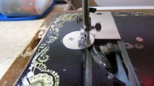 Швейная машинка Зингер. Работа челнока.