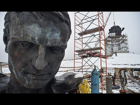 Подо Ржевом началась установка 25-метрового памятника Советскому солдату