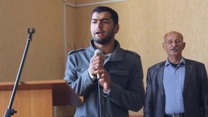 Цыган исполняет христианскую песню Иисус