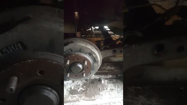 Замена задней балка Mazda Demio DW3W 2002 года .Своими руками.часть 2 смотреть онлайн