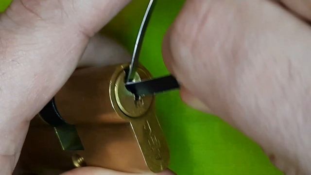 [206] МАСТЕР-КЛАСС КАК ВСКРЫТЬ ЗАМОК ПЛАСТИКОВОЙ КАРТОЙ смотреть онлайн