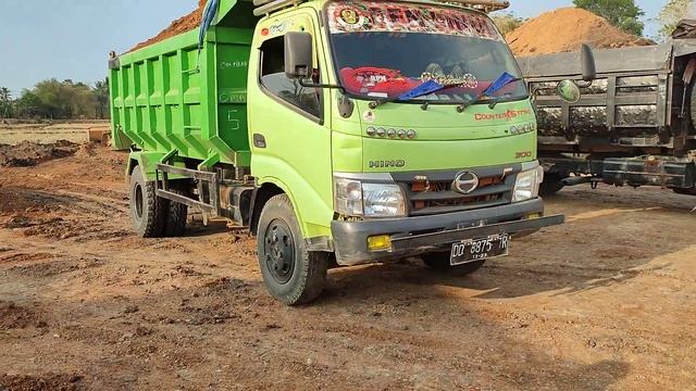 Lihat aksi driver ‼️ Mobil truk hino DUTRO vs toyota Dyna jomplang muatan full bak смотреть онлайн