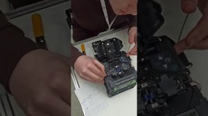 Как запаять оптоволокно-кабель для Интернет-соединения с помощью специального прибора