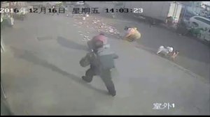 В Китае прохожие помогли мужчине собрать 3,5 тысячи долларов, разлетевшихся по улице