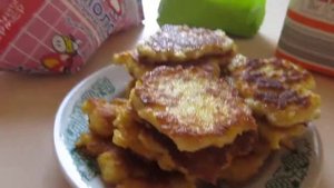Лепешки из кукурузных хлопьев на завтрак.