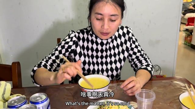 秀丽下厨做家常菜，小勇吃的特别香，饭后体谅媳妇去刷碗