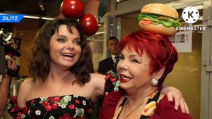 Скакала с украинским флагом и выкрикивала лозунги мать пенсионерка крупно подставила Наташу Королев