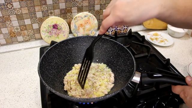 Капуста с фаршем в сковороде ВОК