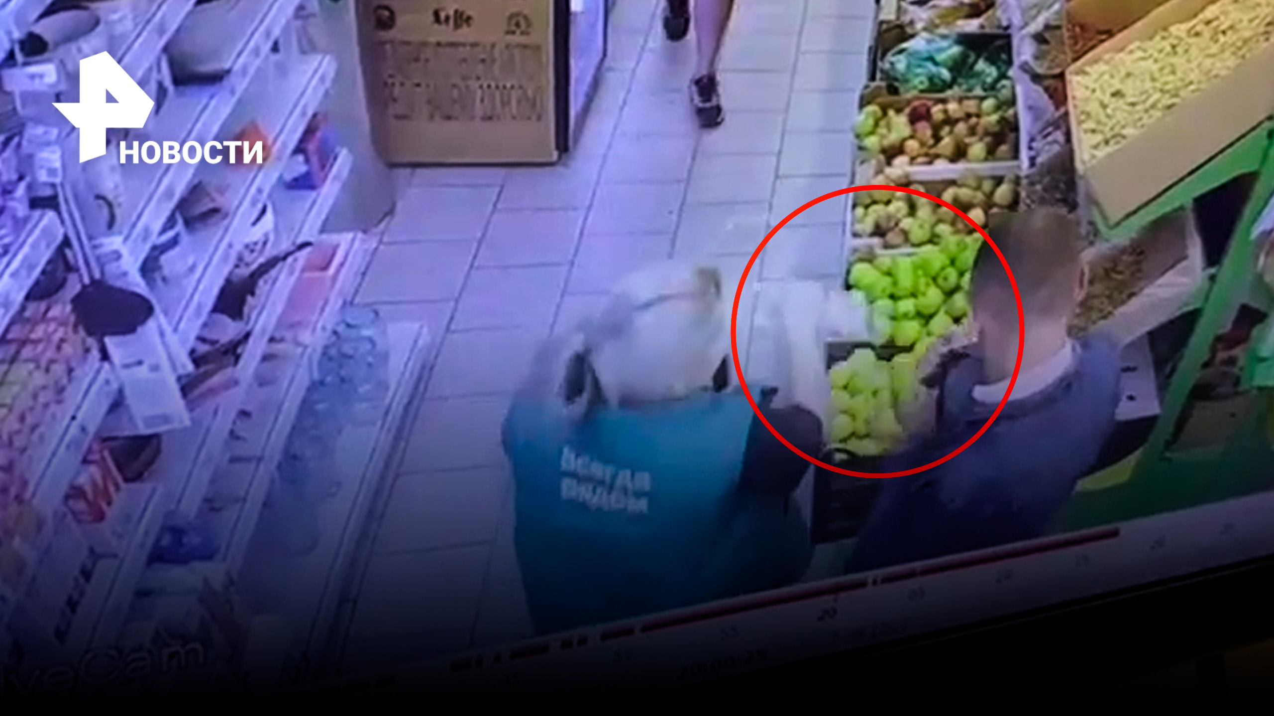 Операция "перехват": продавщица выхватила у вора бутылку водки, прежде чем он ее украл / РЕН Новости