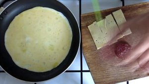 Омлет без молока с колбасой сыром и помидорами пошаговый рецепт