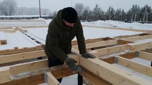 Дом 8х10 м. из бруса 150х150 мм. Как крепится брусовая обвязка фундамента и половые лаги.