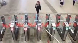 Вот как нужно заходить на турникет в метро