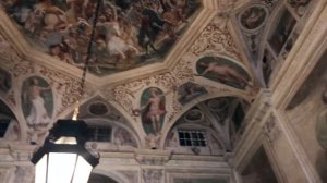 Безумные танцы русских на площади Феррари в Генуя, Италия