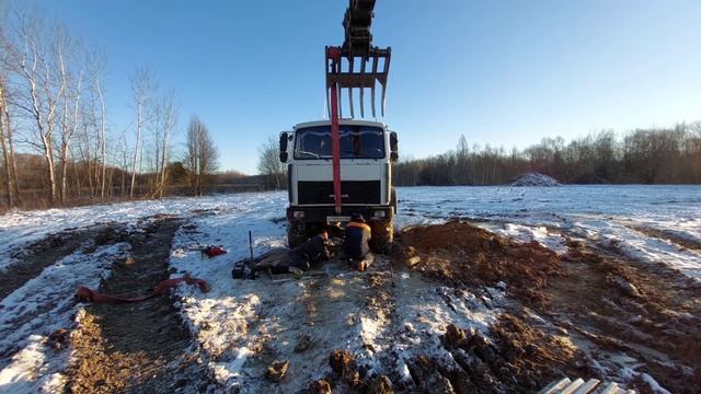 Сборка подвески МАЗа на земле | 3 дня ремонта в морозном поле смотреть онлайн
