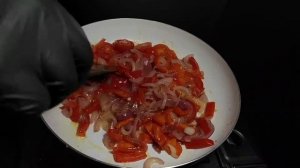 Яишница, глазунья, яичница, шакшука по украински, яйца с помидорами.