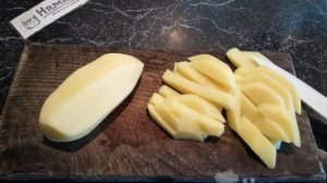 Жареная картошка на сковороде с луком и колбасой