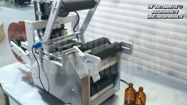 Нанесение этикетки на стеклянные пузырьки. Этикетировщик/аппликатор с датером. Наклеивание бирок.