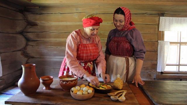 Готовим троицкие блюда: яичницу и окрошку