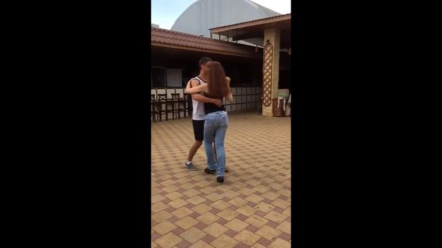 Кизомба в Ейске :) Летнее кафе "Вавилон". Валерий Колодезный и Анастасия Кондратюк смотреть онлайн