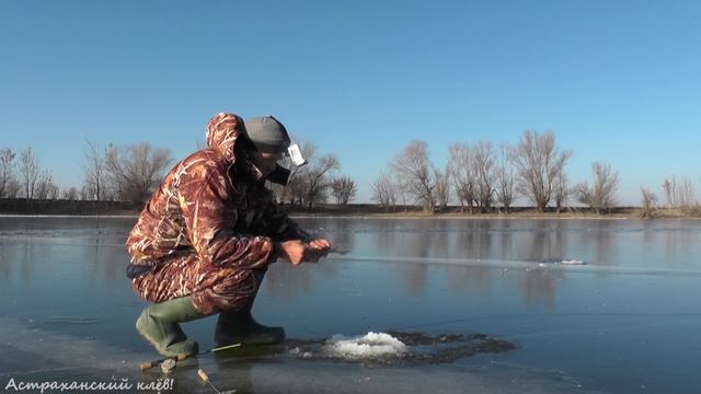 ЗИМНЯЯ РЫБАЛКА на окуня! САМОДЕЛЬНАЯ блесна! Первый выход на лёд! Рыбалка Астрахань!