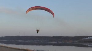 Полет парапланов над грузовым причалом в Звенигово