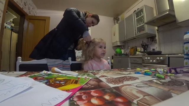 МАША МИЛАША - делаем Прическу Косички и собираемся в Садик. Веселая девочка. Папа Мама Дочь!