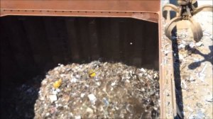 Как грузят металлолом на большое грузовое судно - балкер в порту Тилбери, Англия.