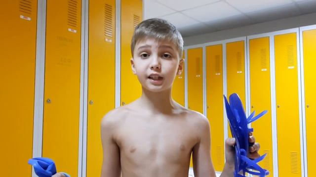 Занятия плаванием: что нужно брать с собой на тренировки и упражнения с баскетбольным мячом