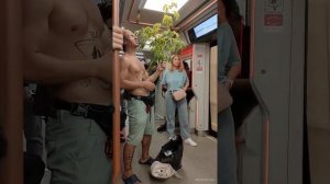 Псих в метро.