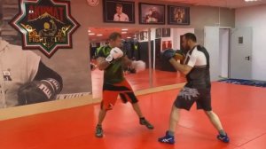 Александр Емельяненко работа на лапах. Тренировки в клубе Ахмат.