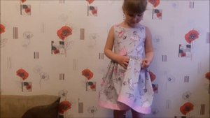 Обзор платья с открытой спинкой на девочке