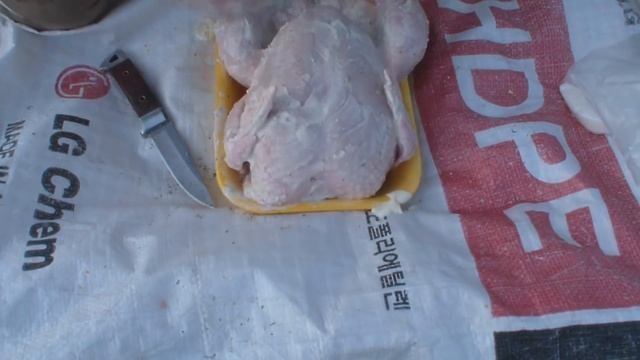 Курица в яме. Приготовление курицы в простейшем тандыре из земли.
