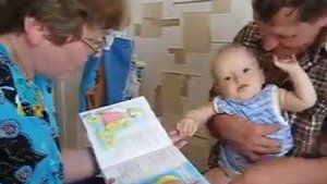 Читаем книжку с бабушкой и дедом.