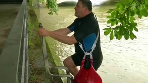 Житель Мюнхена добирается до работы вплавь во избежание городской суеты