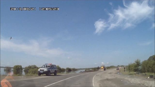 Наводение 2013 в Хабаровском крае. Вода у дороги Хабаровск - Комсомольск. смотреть онлайн