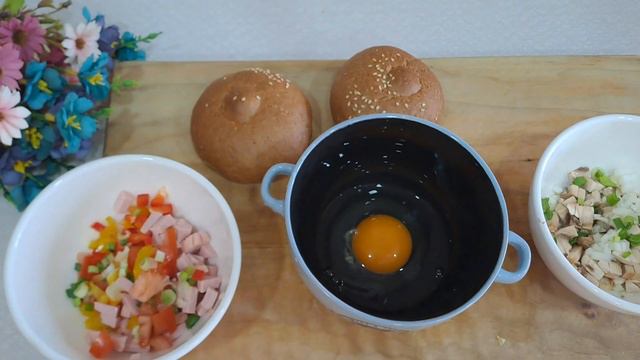Булочки с начинкой и яйцом, оригинальный рецепт для завтрака.