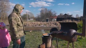 Гренки и крылышки на мангале, картошка фри и креветки в казане.