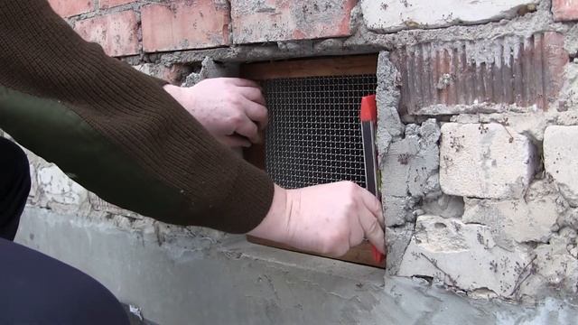 Делаю окно в подвал для проветривания своими руками бюджетно