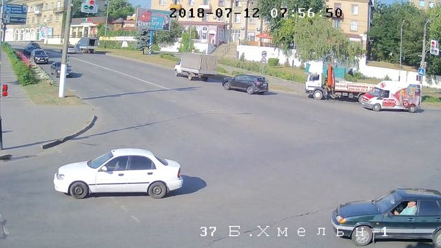 Попутал дорогу - припарковался прямо на перекрестке смотреть онлайн