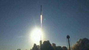 Компания SpaceX запустила ракету-носитель "Фалкон" с повторно используемой первой ступенью