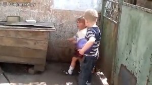 Суровая девочка и собака в будке